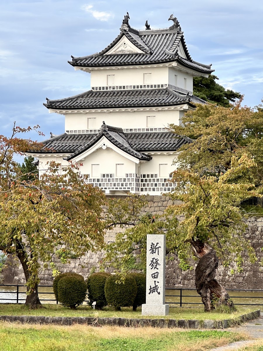 城門特寫與新發田城石碑