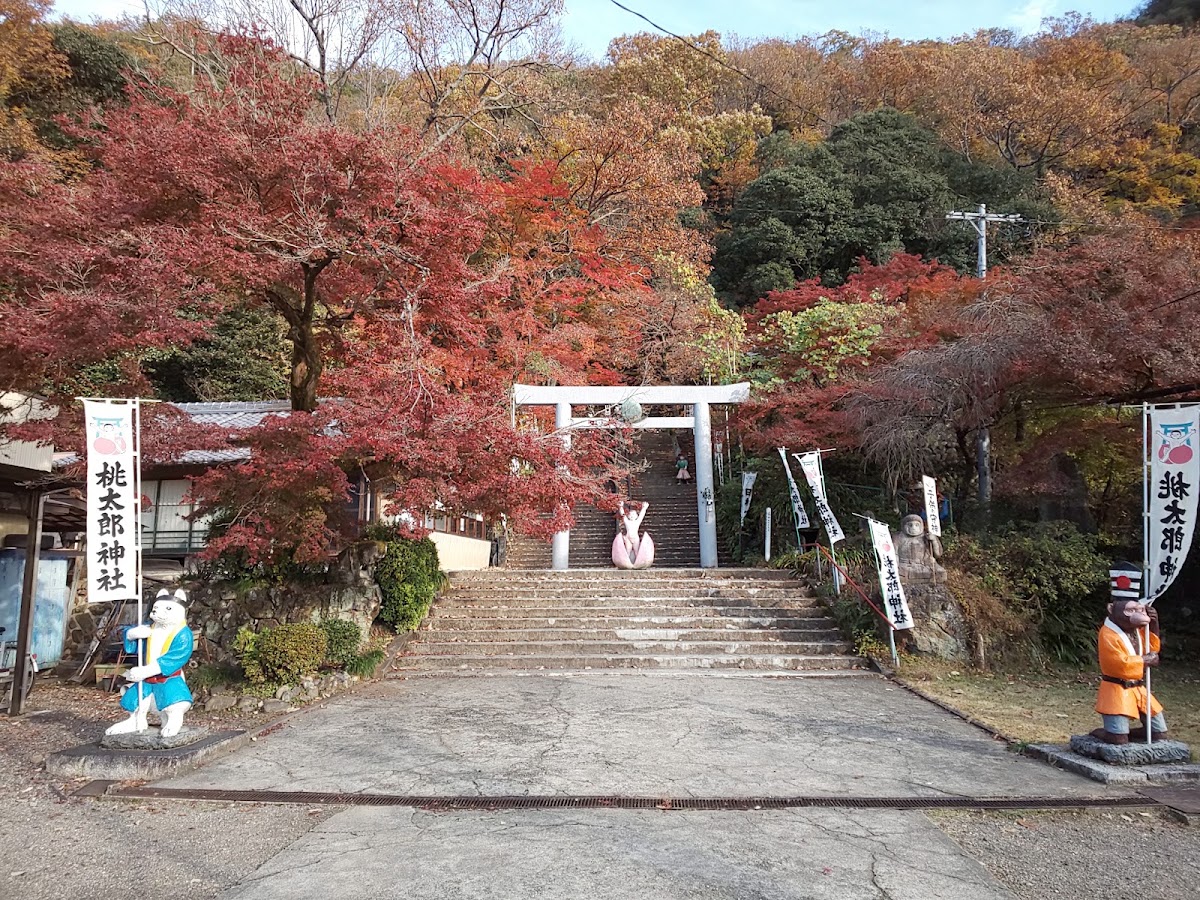 秋季楓紅中的桃太郎神社大景