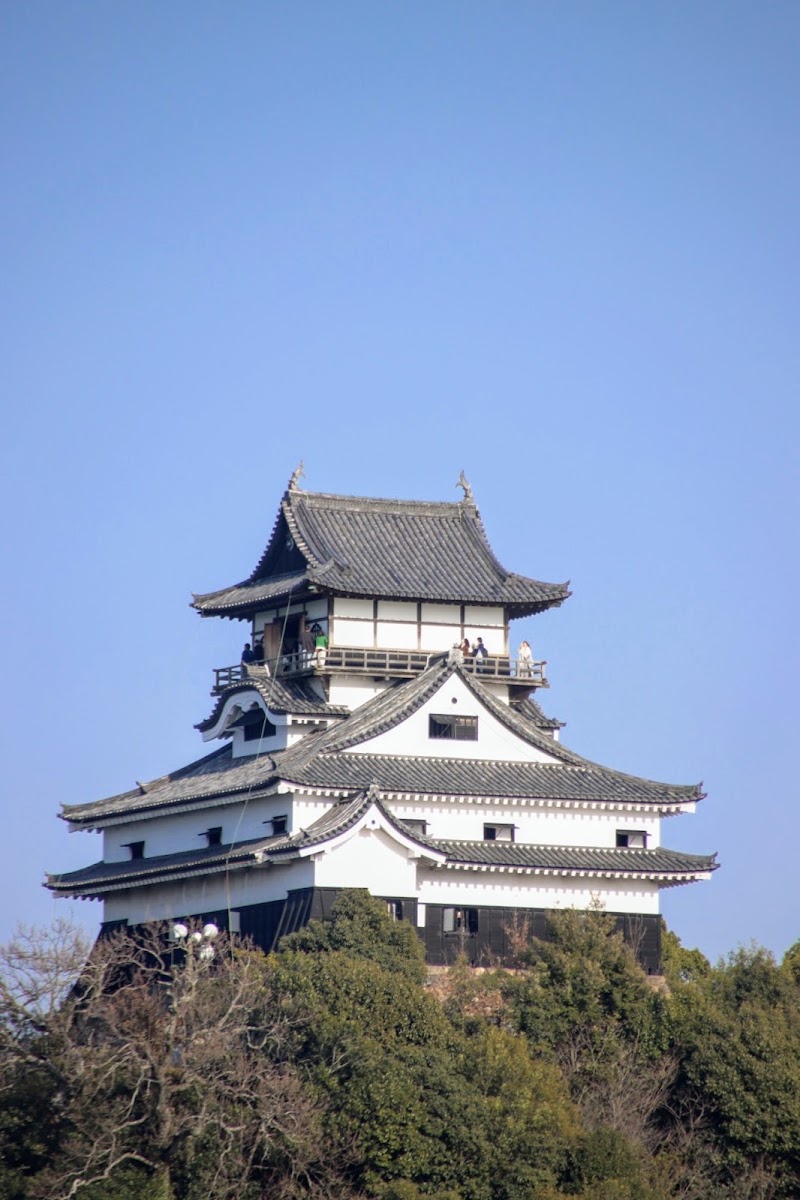 晴空下犬山城天守閣特寫