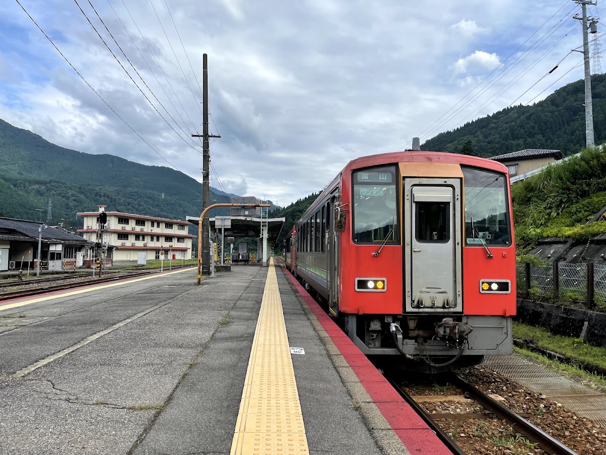 月台與紅色列車