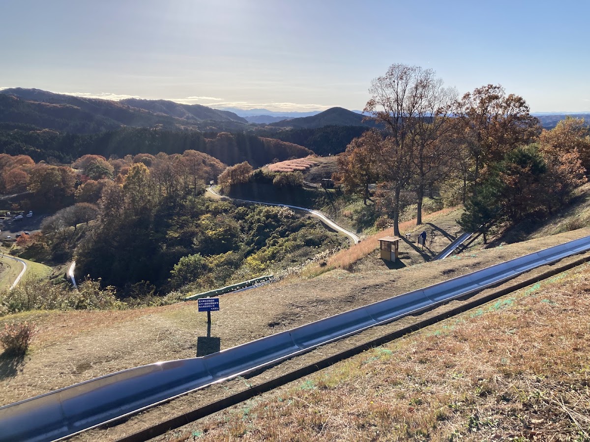 秋季景致的滑道與山景
