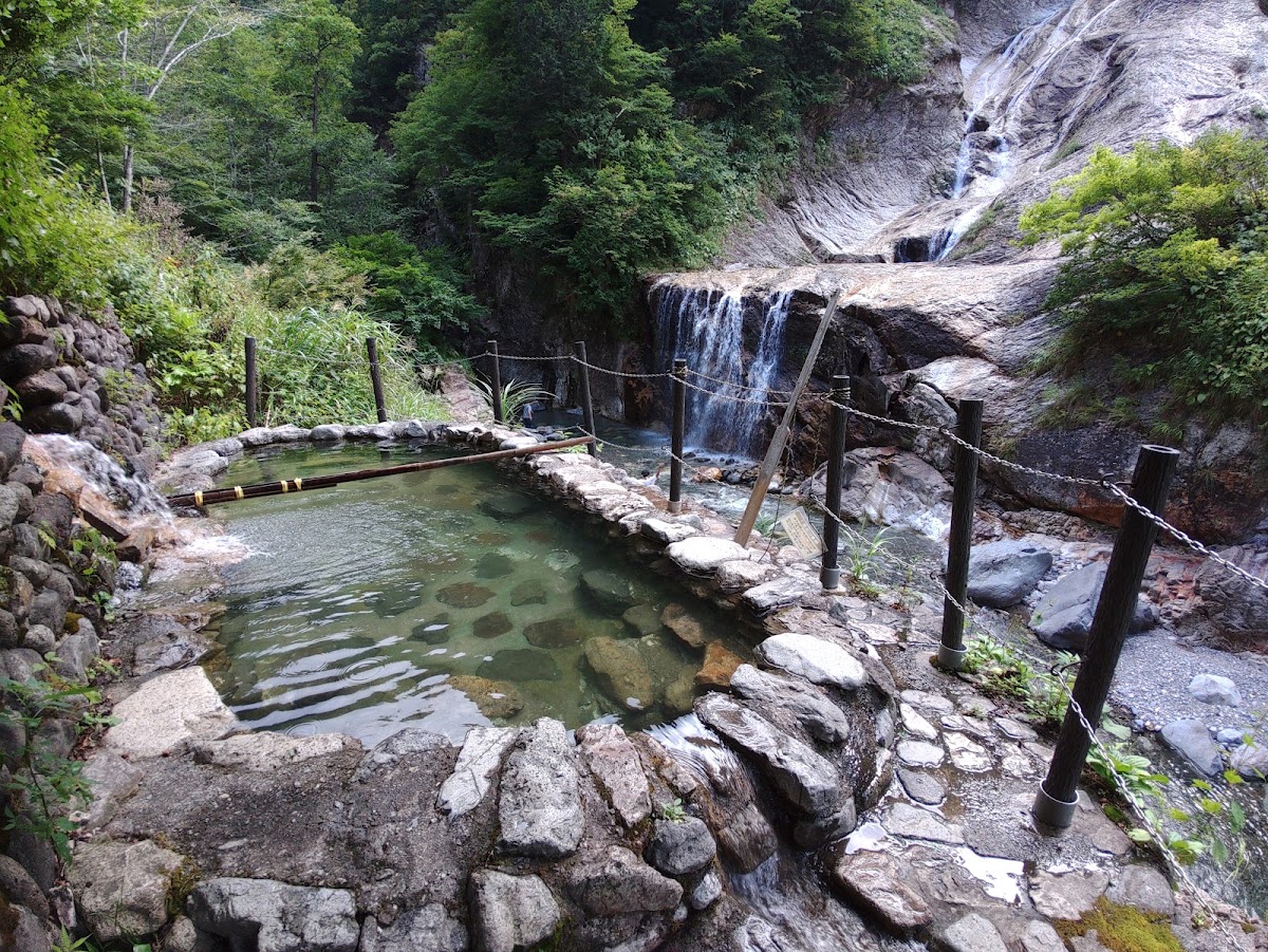 親谷之湯露天溫泉與瀑布全景