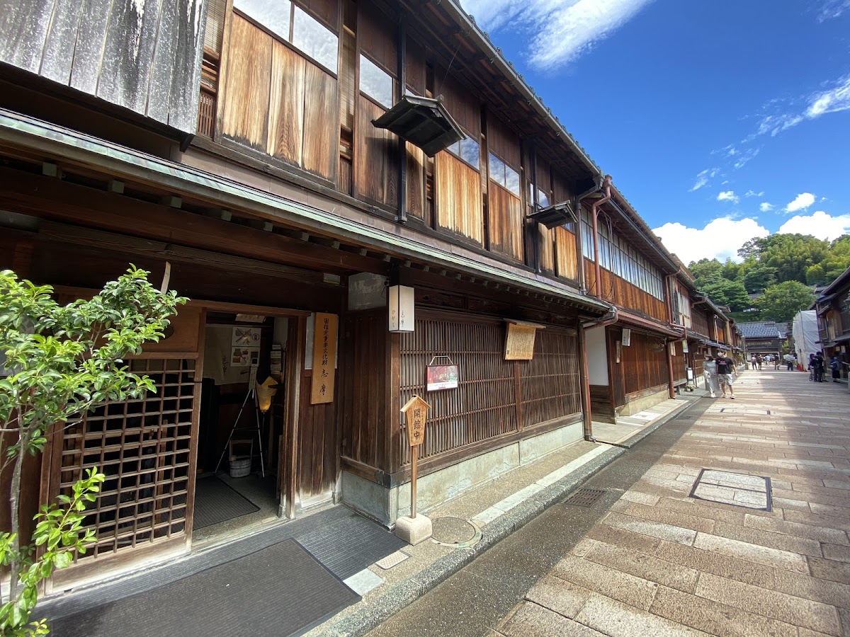 晴朗藍天下的傳統木造茶屋街道
