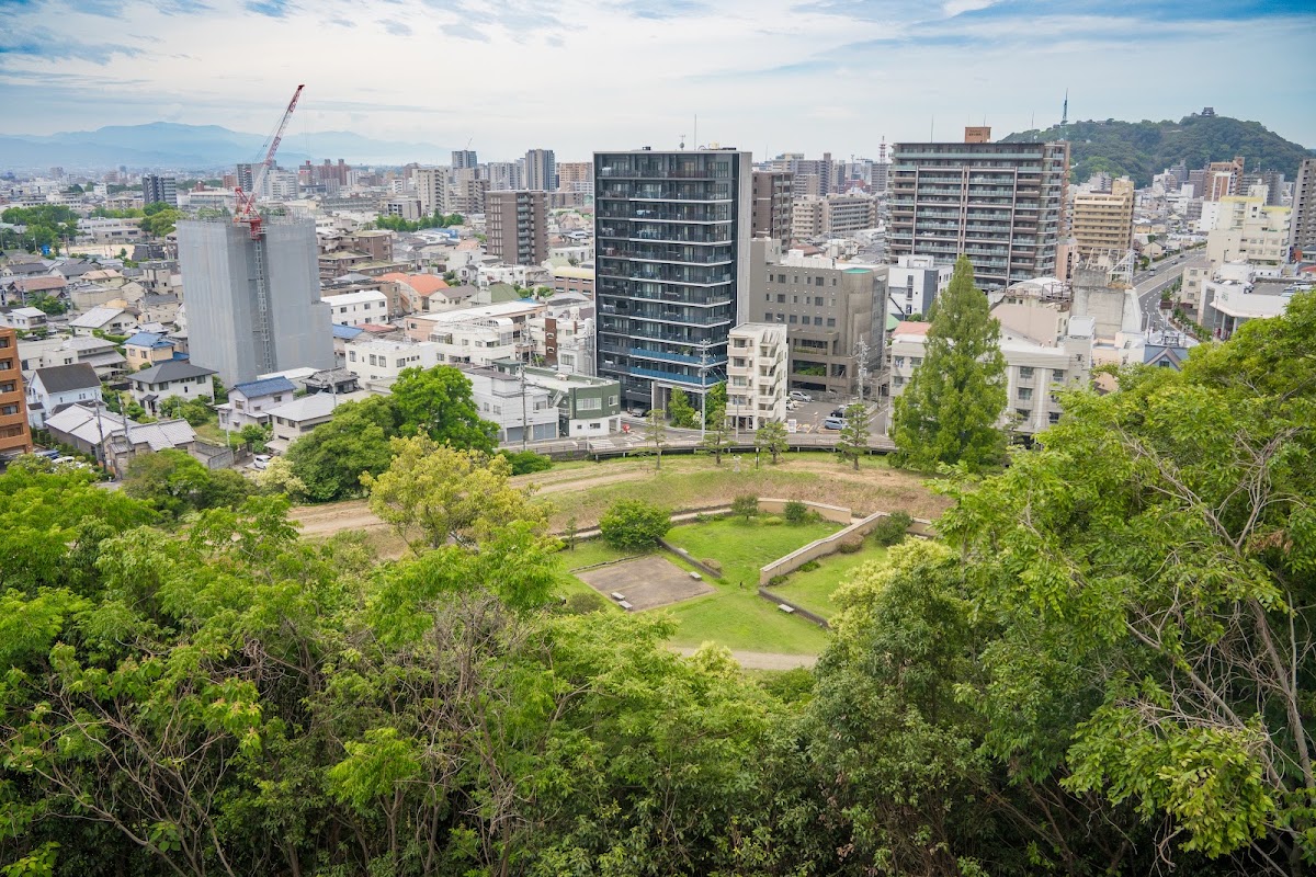 從高處俯瞰城市與城跡綠地