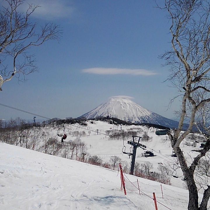 晴空下壯麗的雪山與滑雪場風景