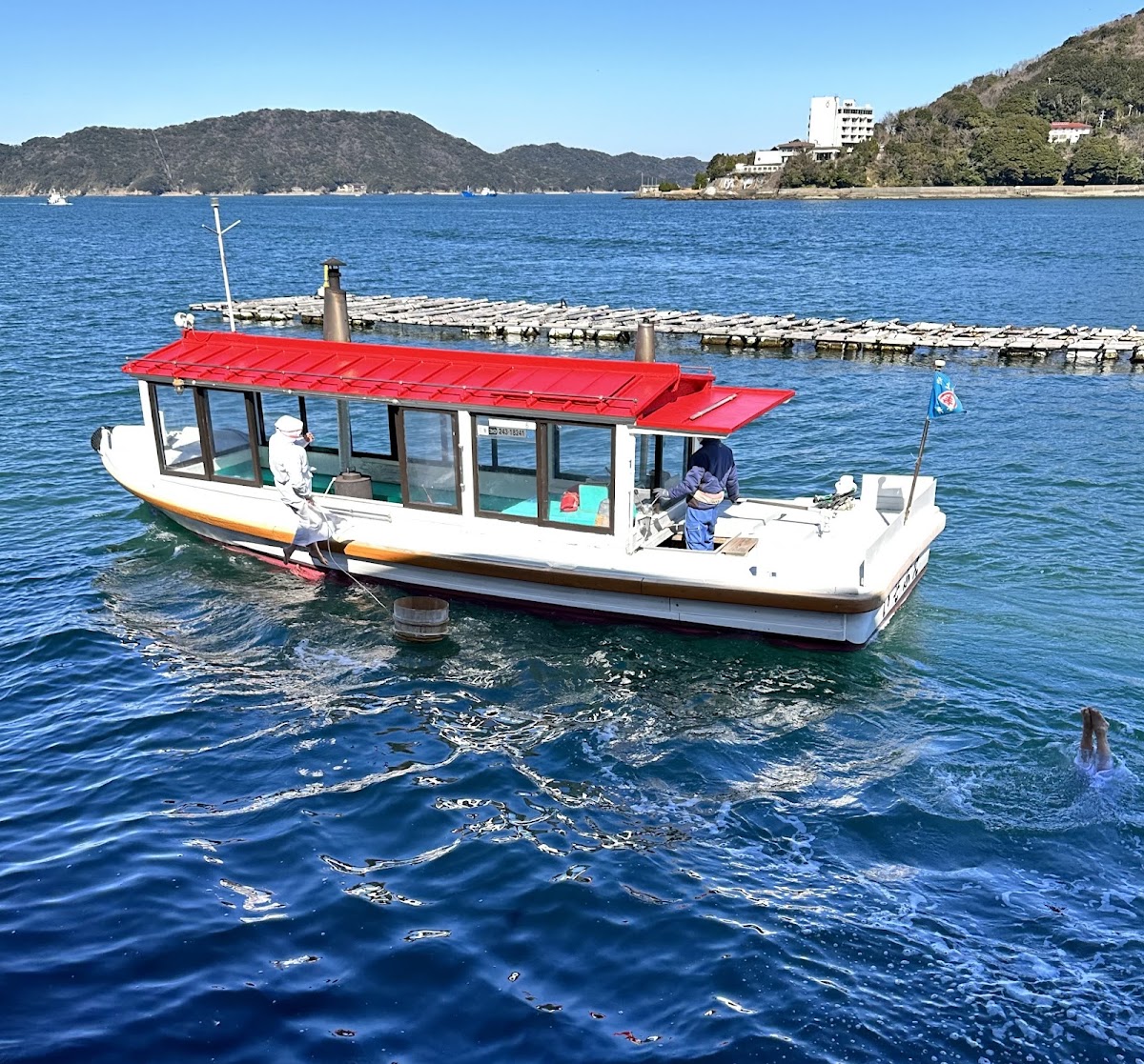 海上載客紅頂船與海女潛水