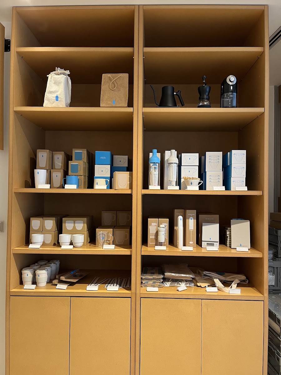 室內木製商品展示架與商品特寫