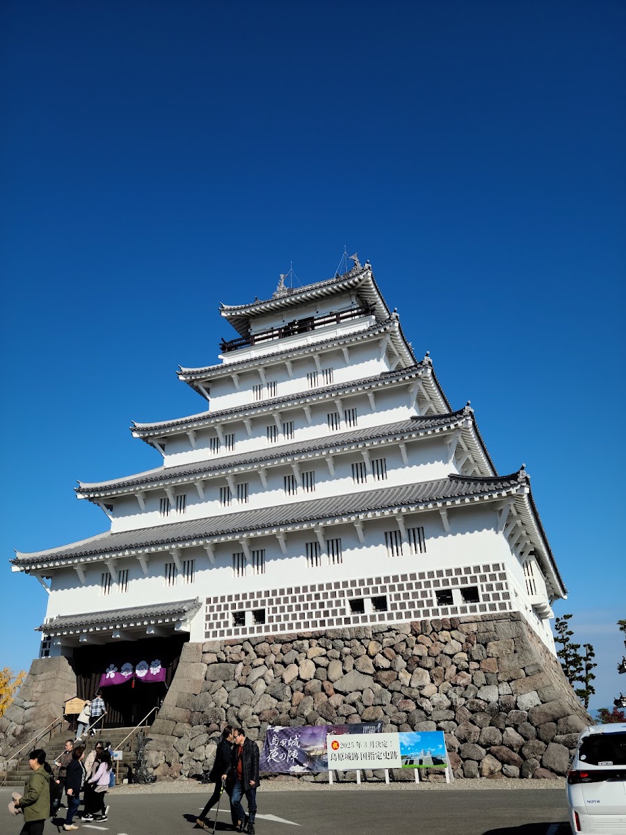 藍天下的島原城主建築正面完整外觀