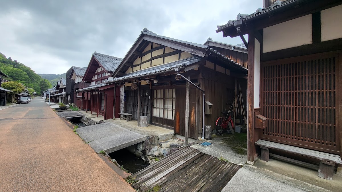 陰天街道旁的傳統木造民宅