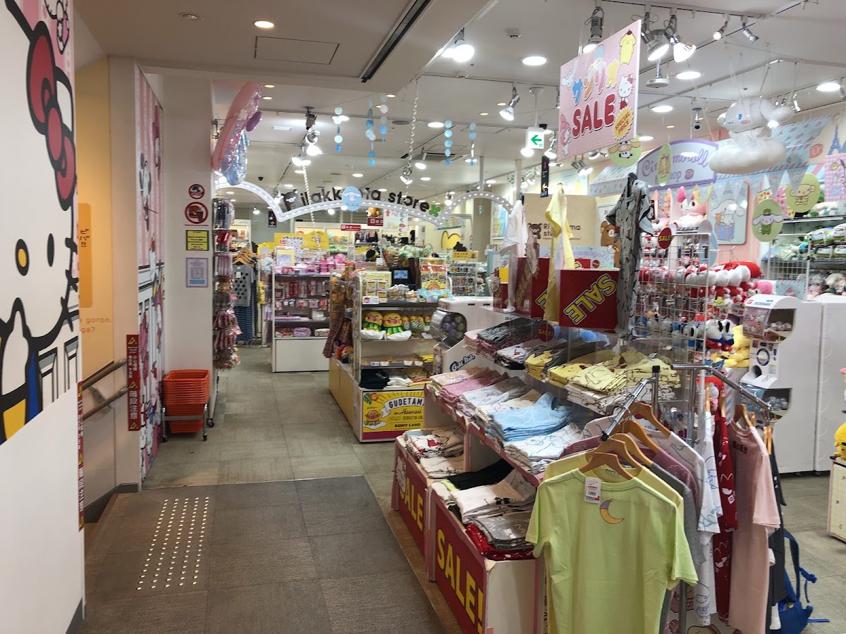 店內走廊與促銷商品陳列