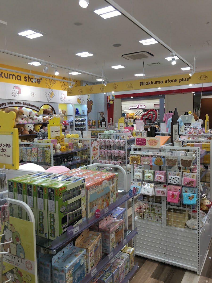 店內商品貨架走廊特寫