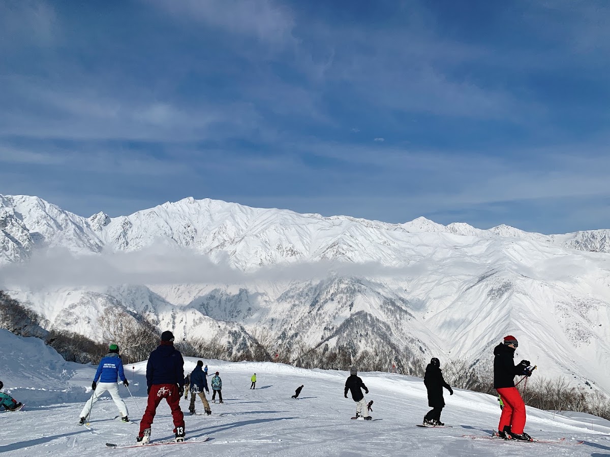 滑雪客在雪道上遠眺群山