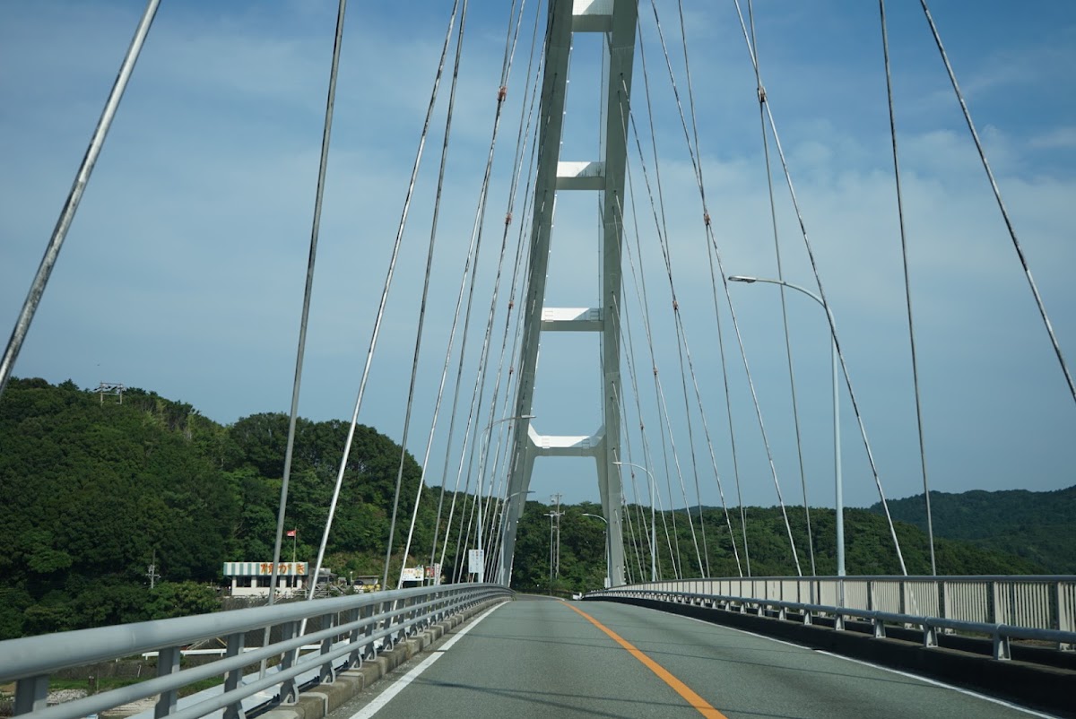 行駛於大橋上的道路視角