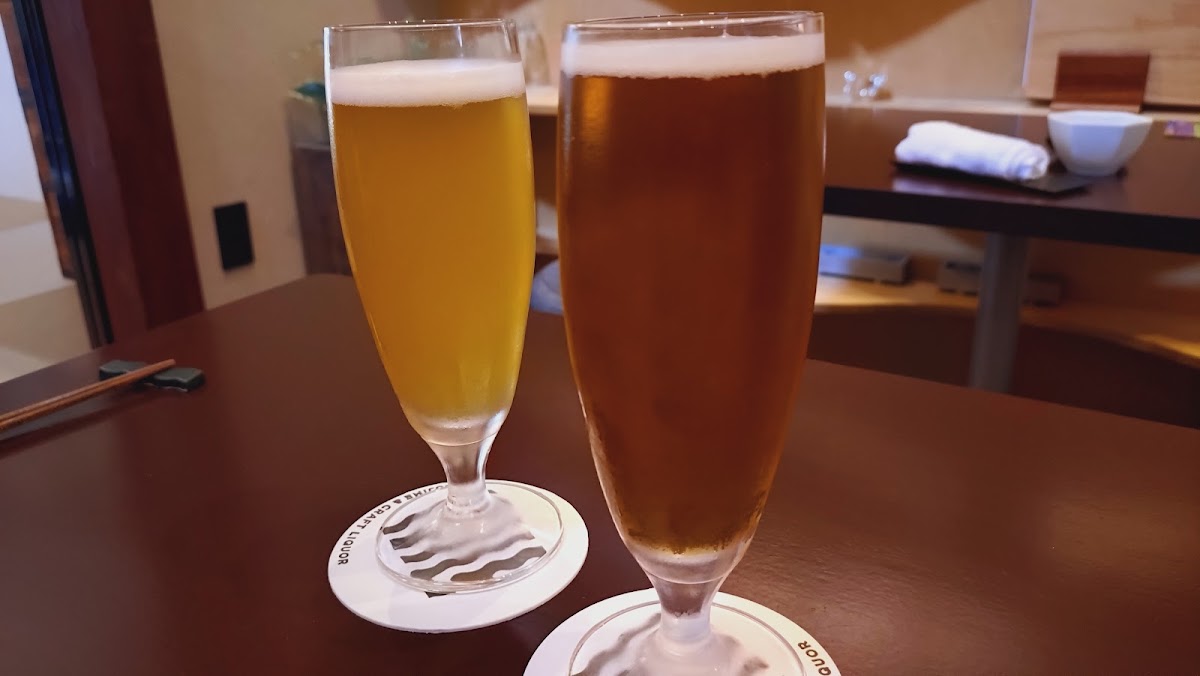 兩杯不同風味的精釀啤酒