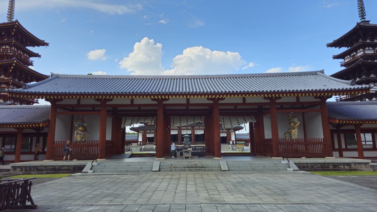 寺院入口與兩側寶塔的大景