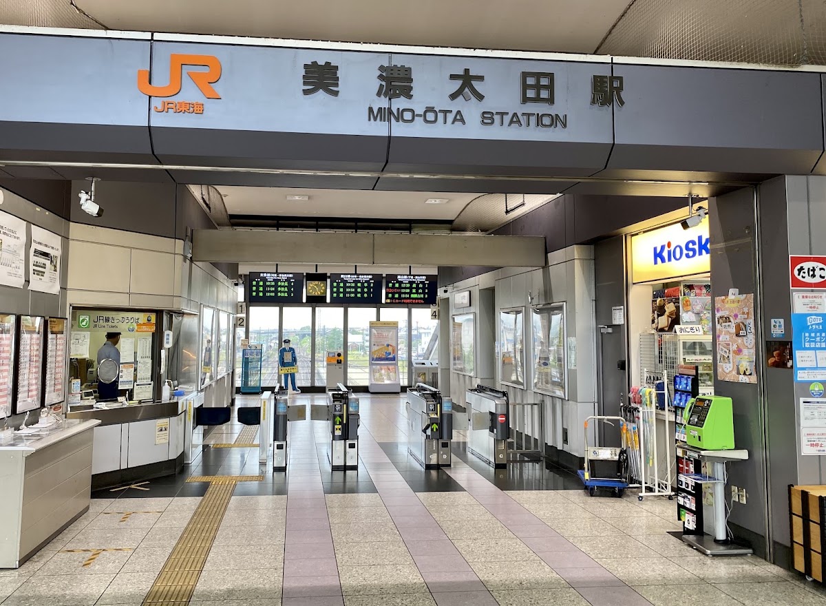 美濃太田站室內剪票口與售票處