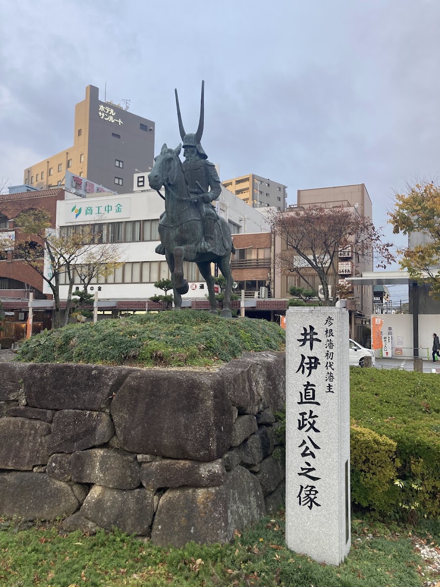井伊直政公銅像與背景街景