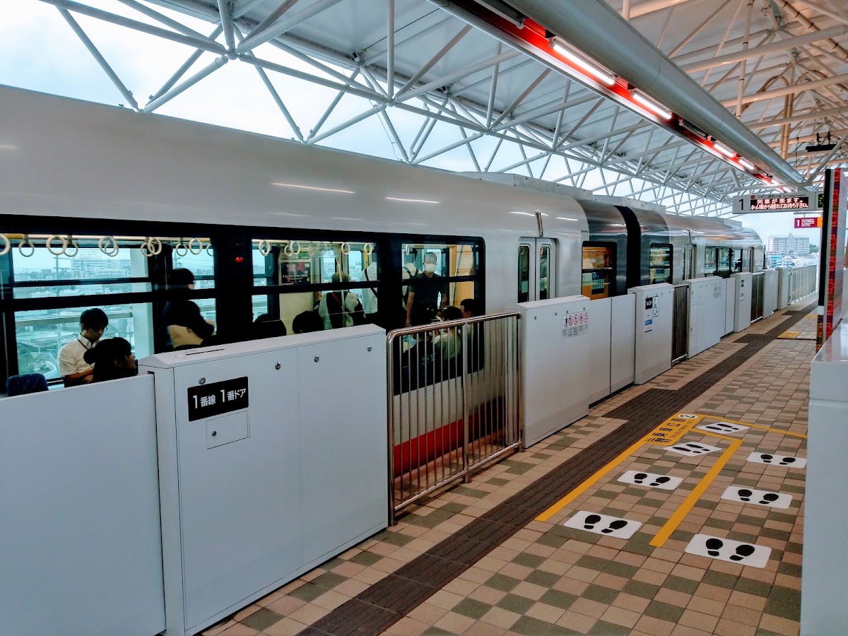 月台候車乘客與列車