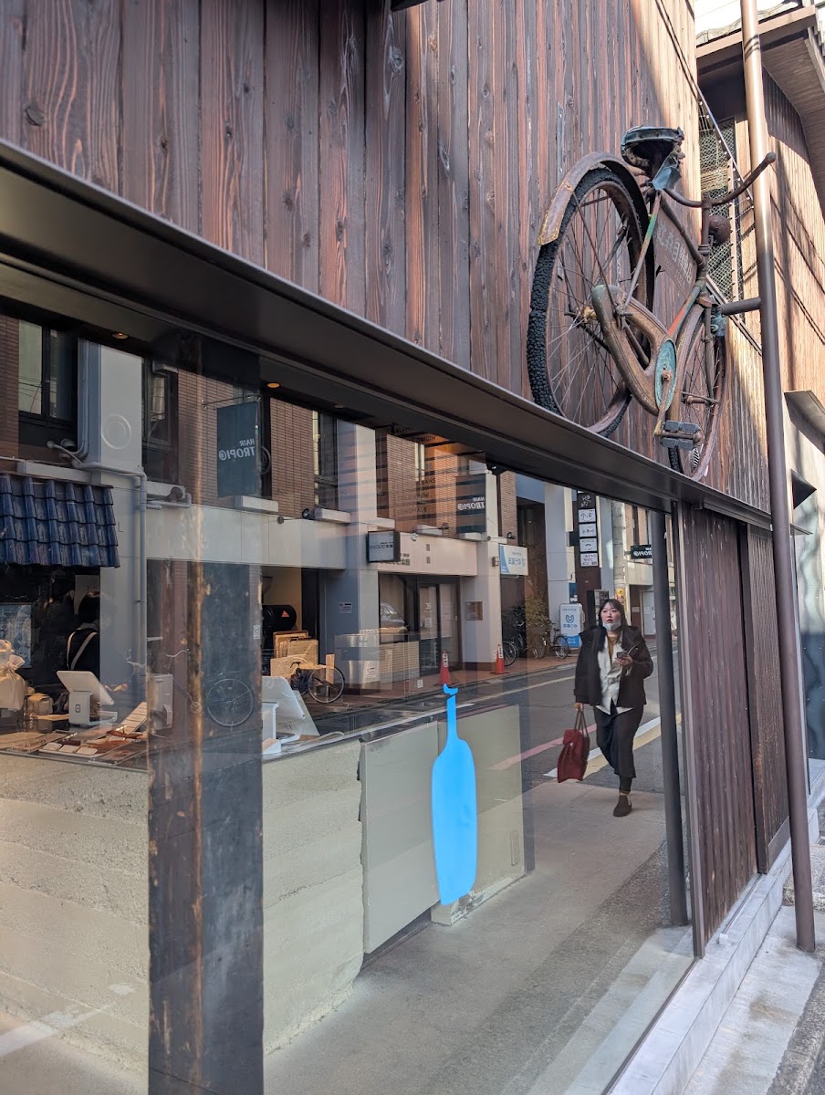 從玻璃窗外拍攝店面與街景