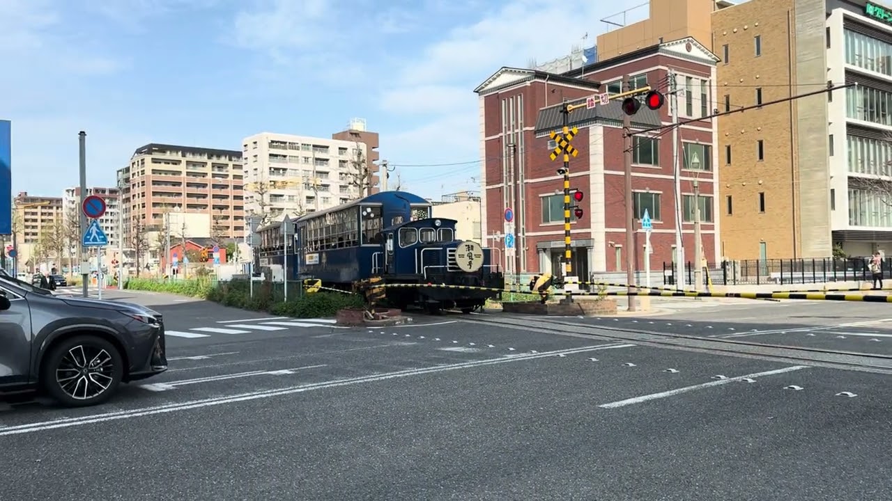 日本_九州門司港_懷舊觀光列車_潮風號_可愛列車迎著海風前往關門大橋