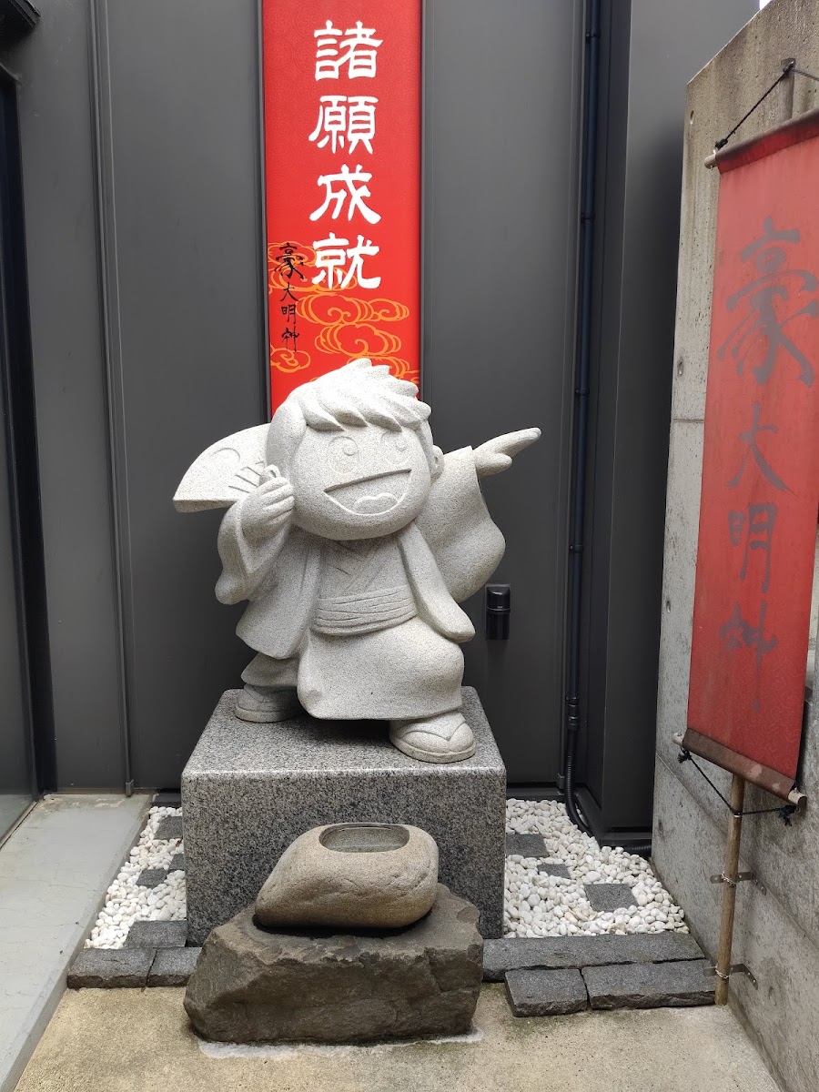 館外石雕像與祈願布條