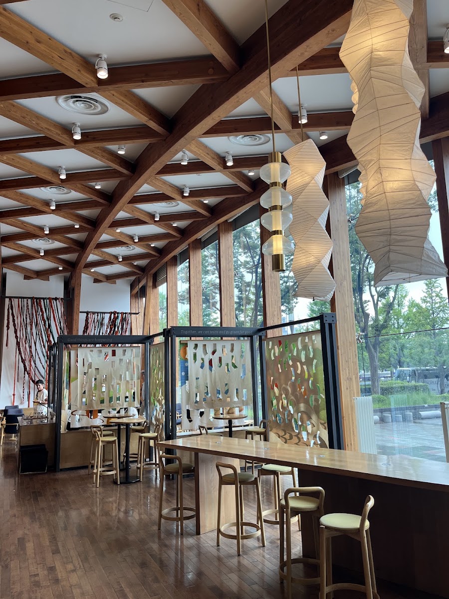 星巴克咖啡 皇居外苑和田倉噴水公園店(スターバックス コーヒー 皇居外苑 和田倉噴水公園店) 實景照片 2