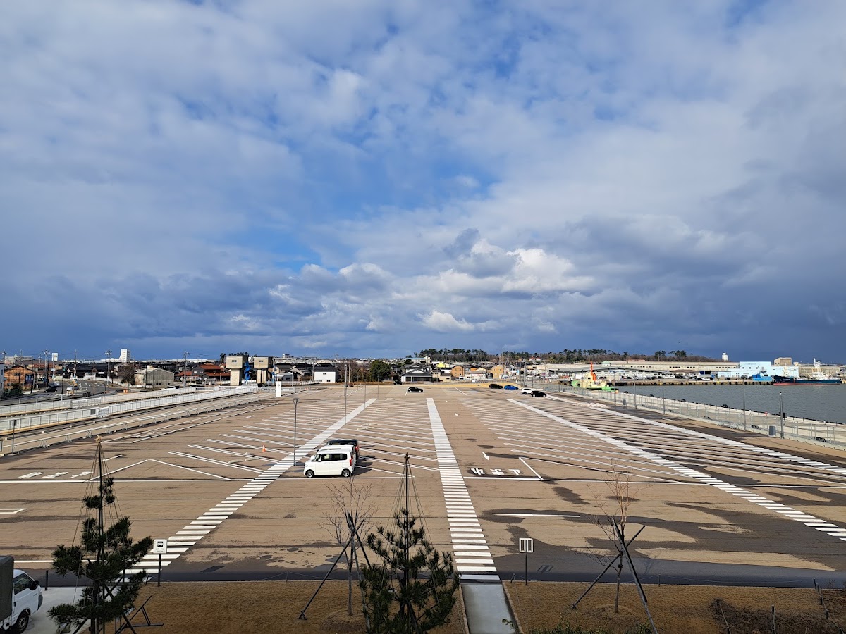 碼頭旁的大型戶外停車場