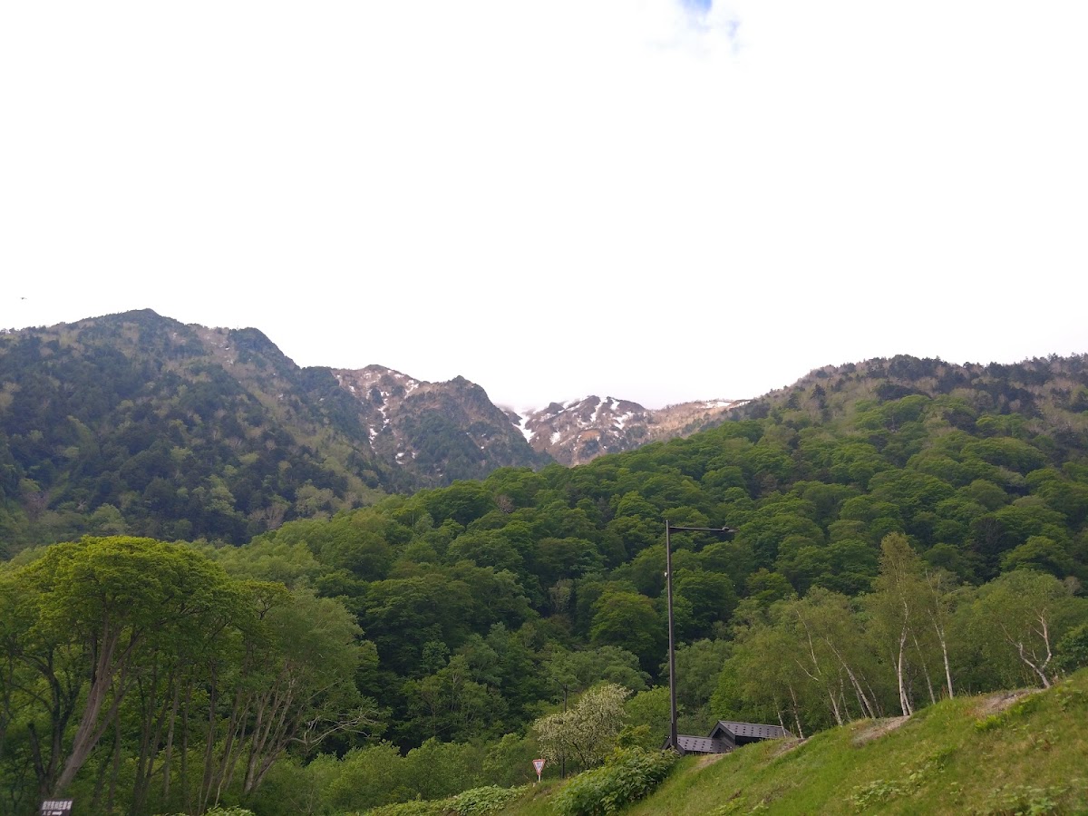 群山環繞的翠綠山景