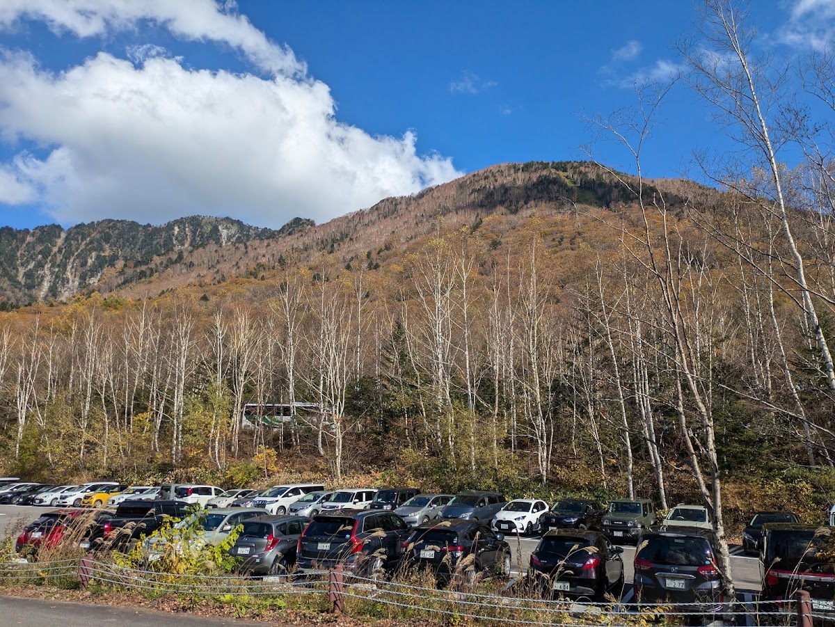 停車場與壯麗的秋山景觀