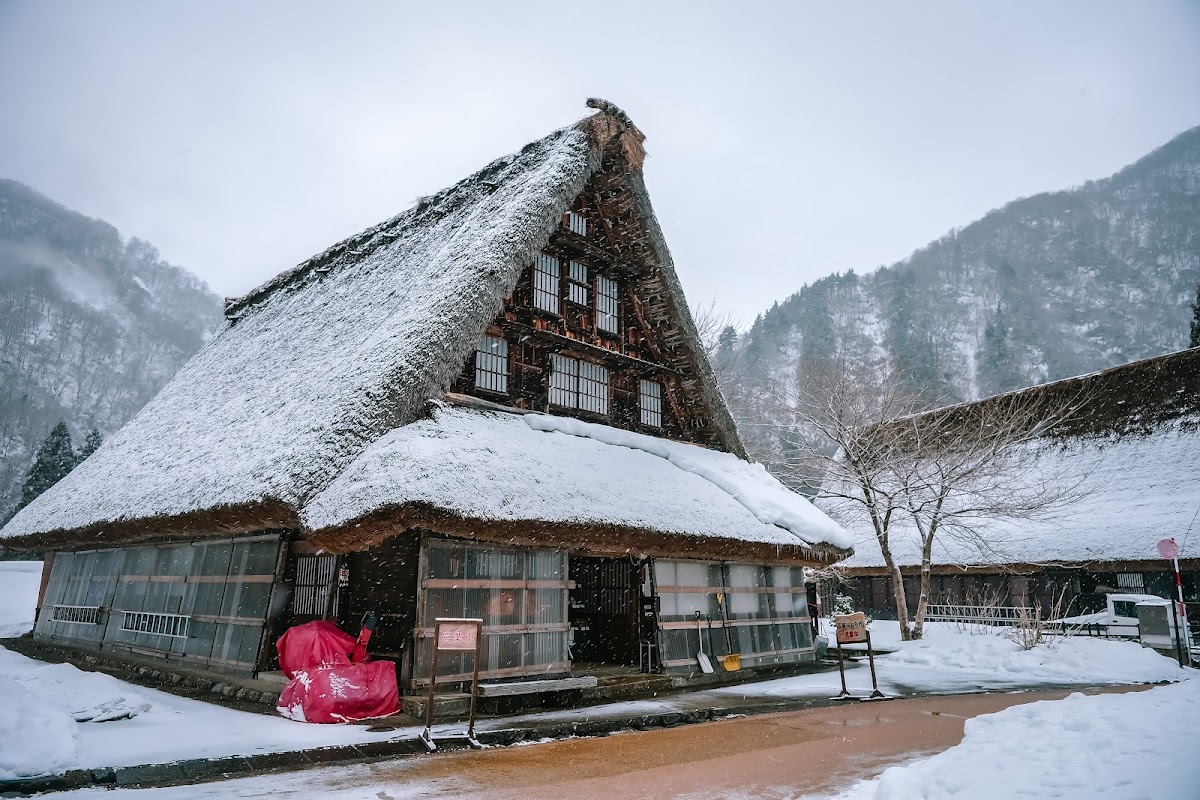 雪景中的合掌造建築與白雪