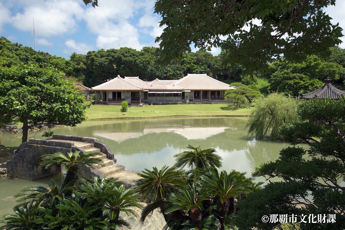 識名園御殿與池塘風景
