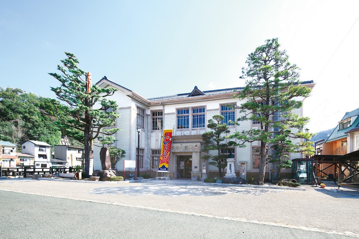 郡上八幡舊廳舍紀念館晴天建築全景