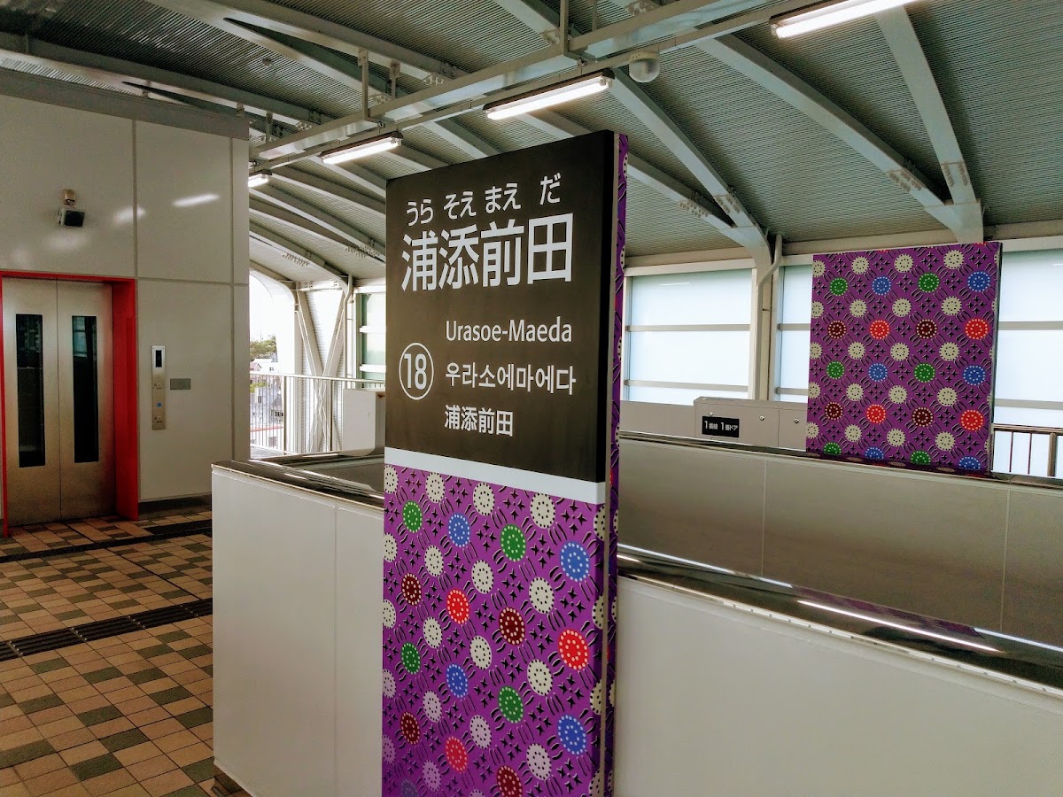 月台站名柱與無障礙電梯