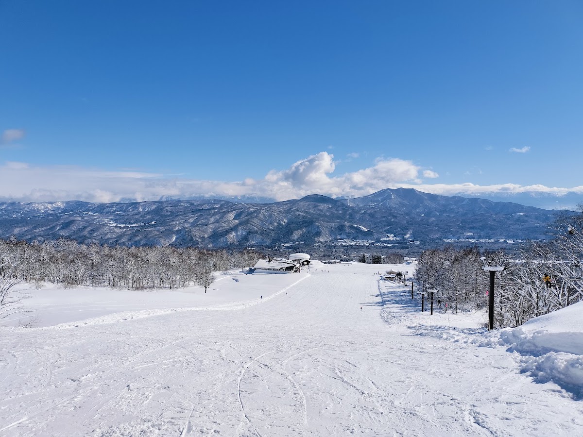 滑雪場大景與遼闊藍天