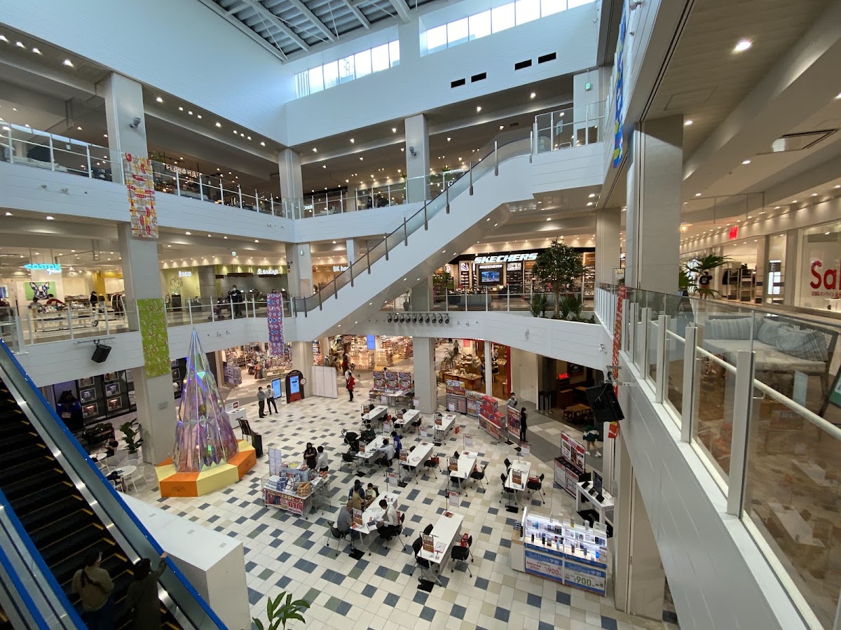 商場中庭挑高空間與內部店鋪