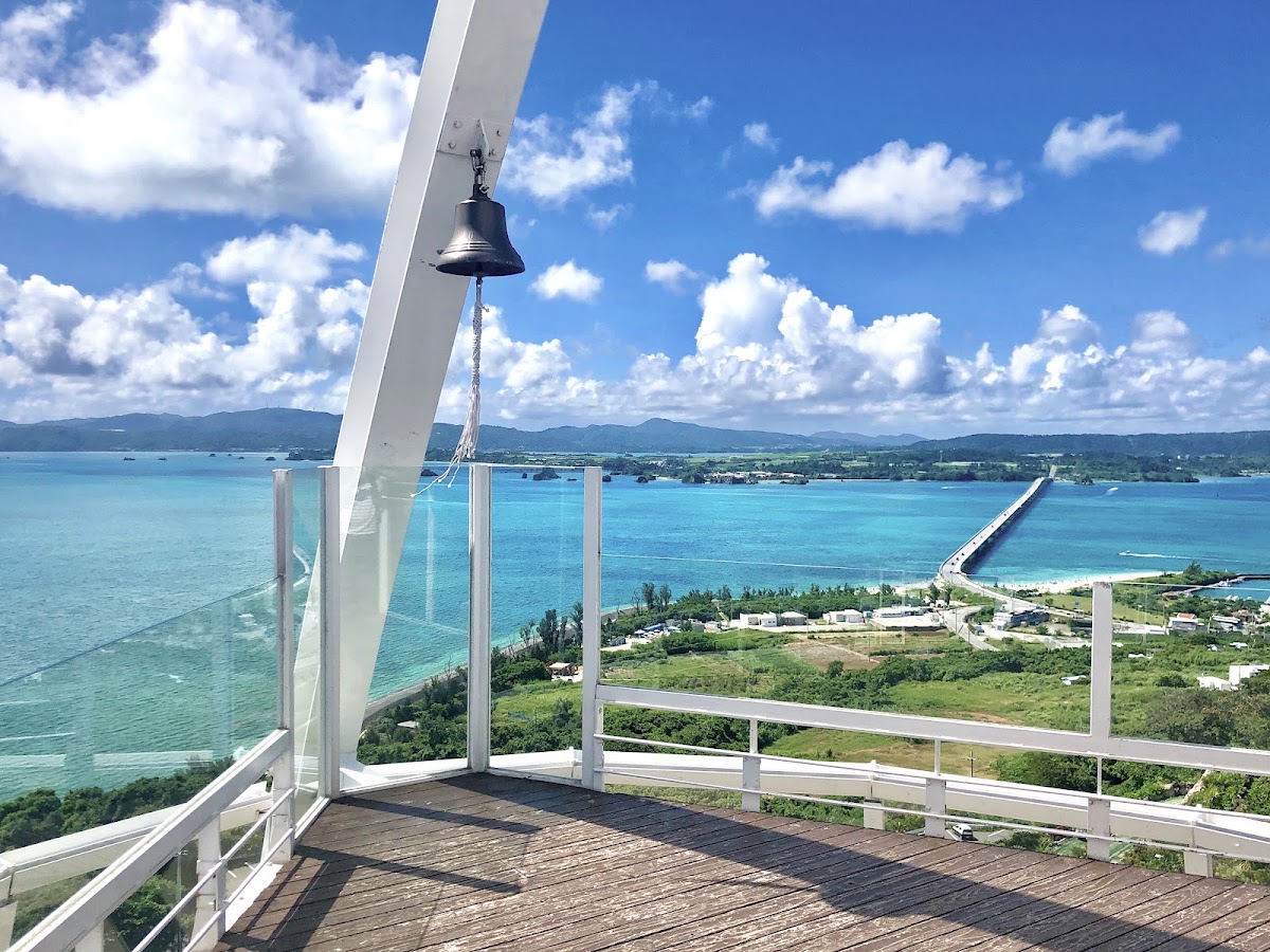 塔頂觀景台俯瞰大海與古宇利大橋