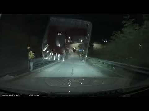車CAM直擊 - 呢堆道路維修工人就咁得㗎嗱？？好危險姐.... #已順手1823