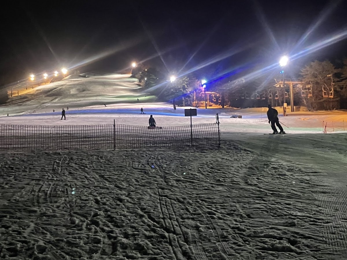夜間點燈的滑雪場與滑雪者