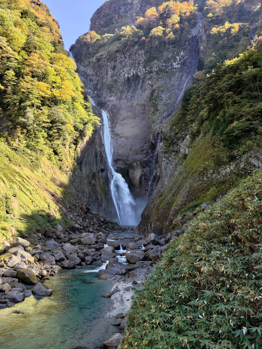秋季楓紅環繞的稱名瀧大景