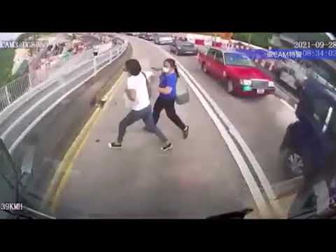 車CAM直擊 - 觀塘兩途人捱小巴撞　一女浴血受傷倒地