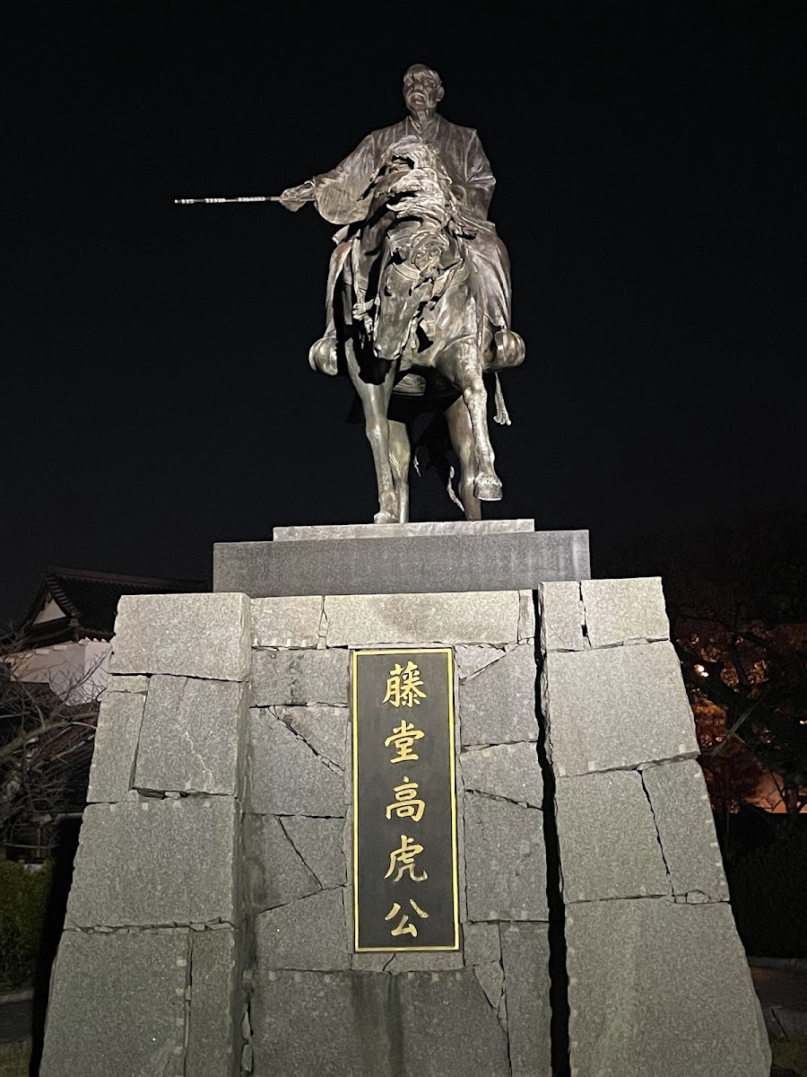 夜間打光的藤堂高虎雕像