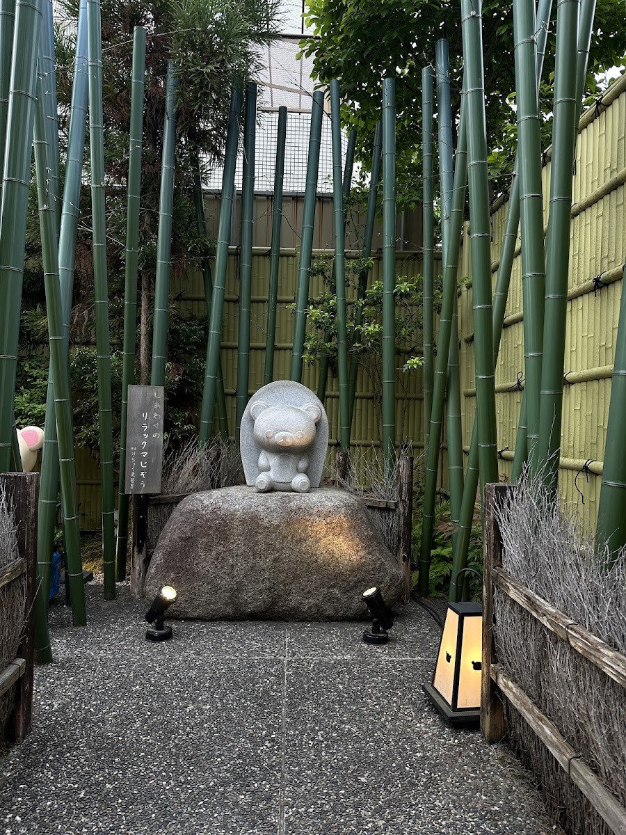 竹林間的石雕小熊