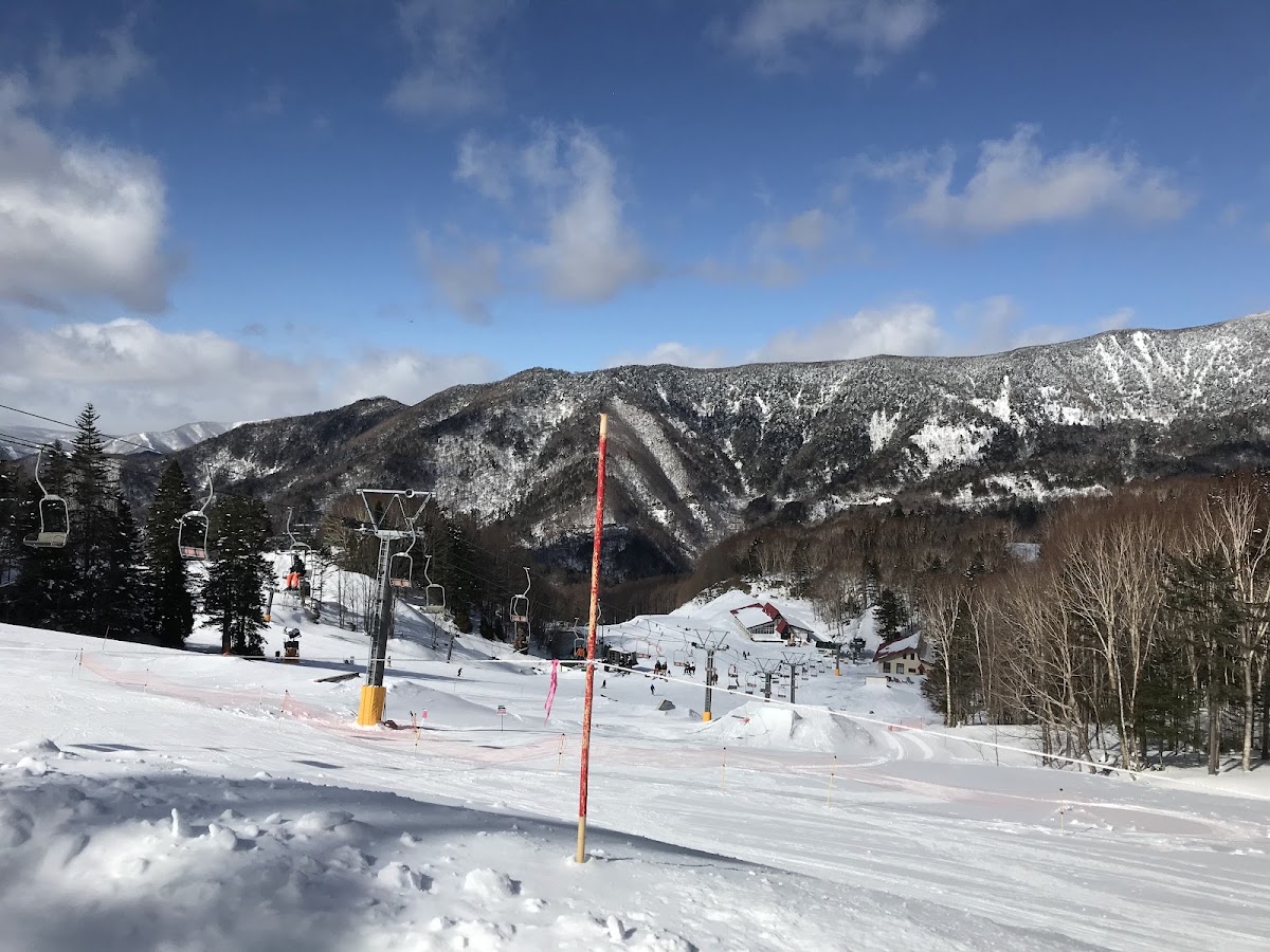 滑雪場雪道與纜車風景