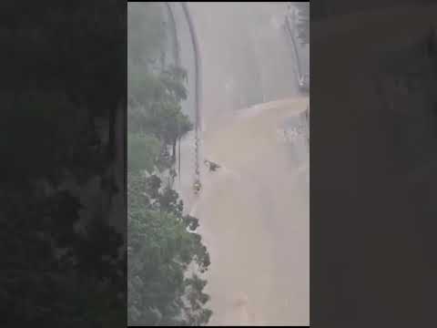 沙田坳道嚴重水浸 電單車連人被水沖走！ #車cam #hk #極速 #香港 #車cam直擊 #交通意外 #gta #香港車cam #頭文字d #交通警 #shorts