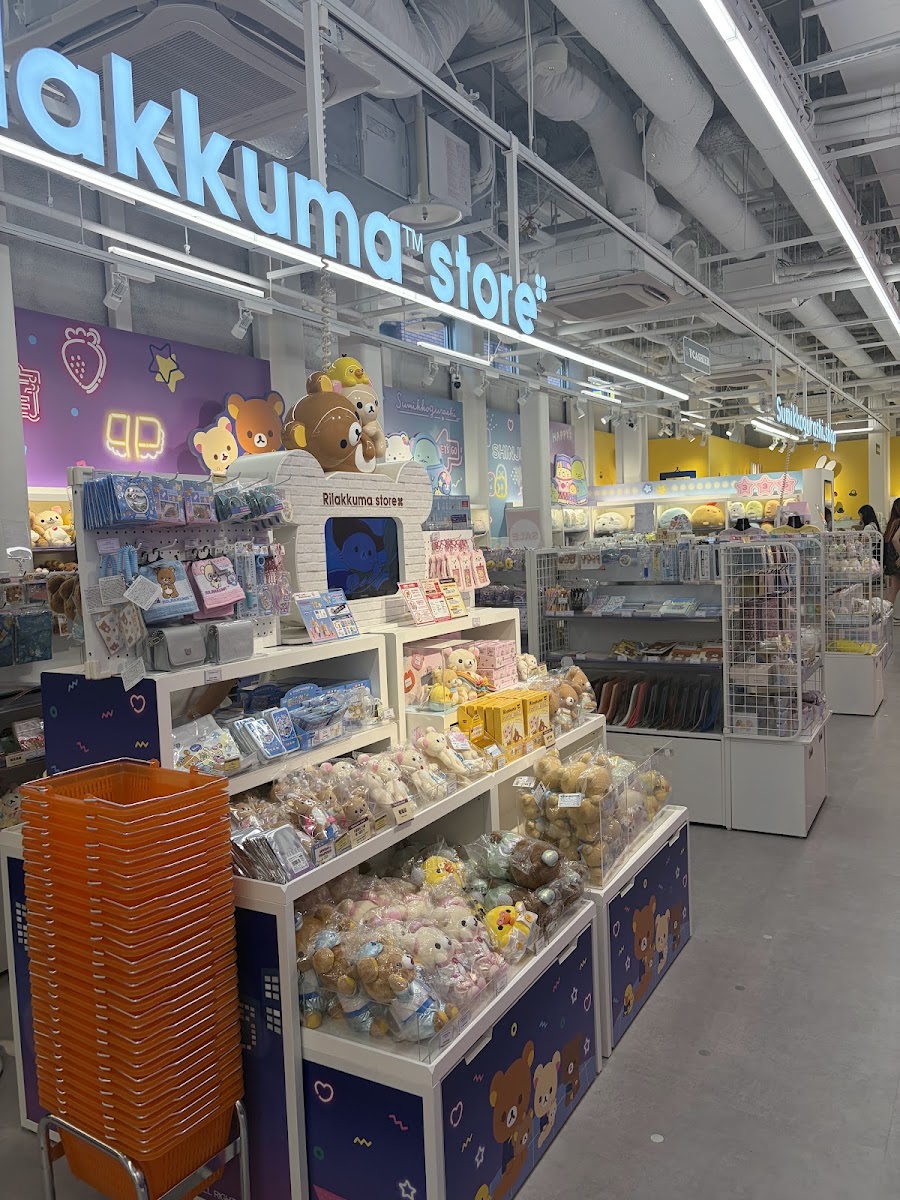 拉拉熊商店室內貨架與商品特寫