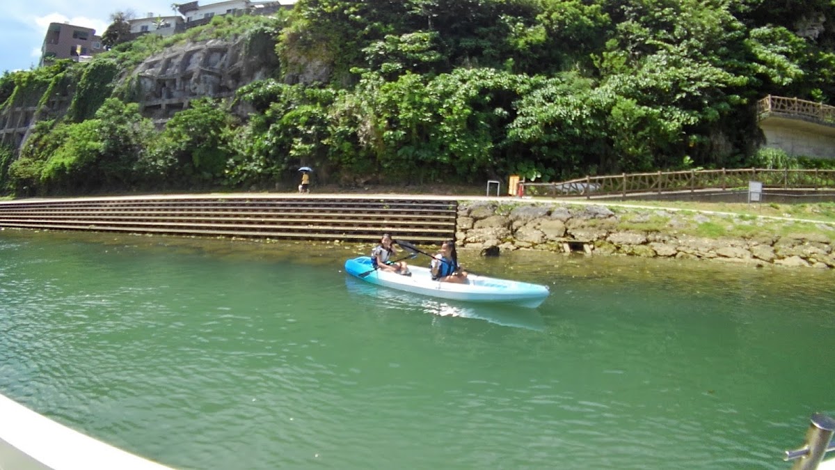 河道中划獨木舟的遠景
