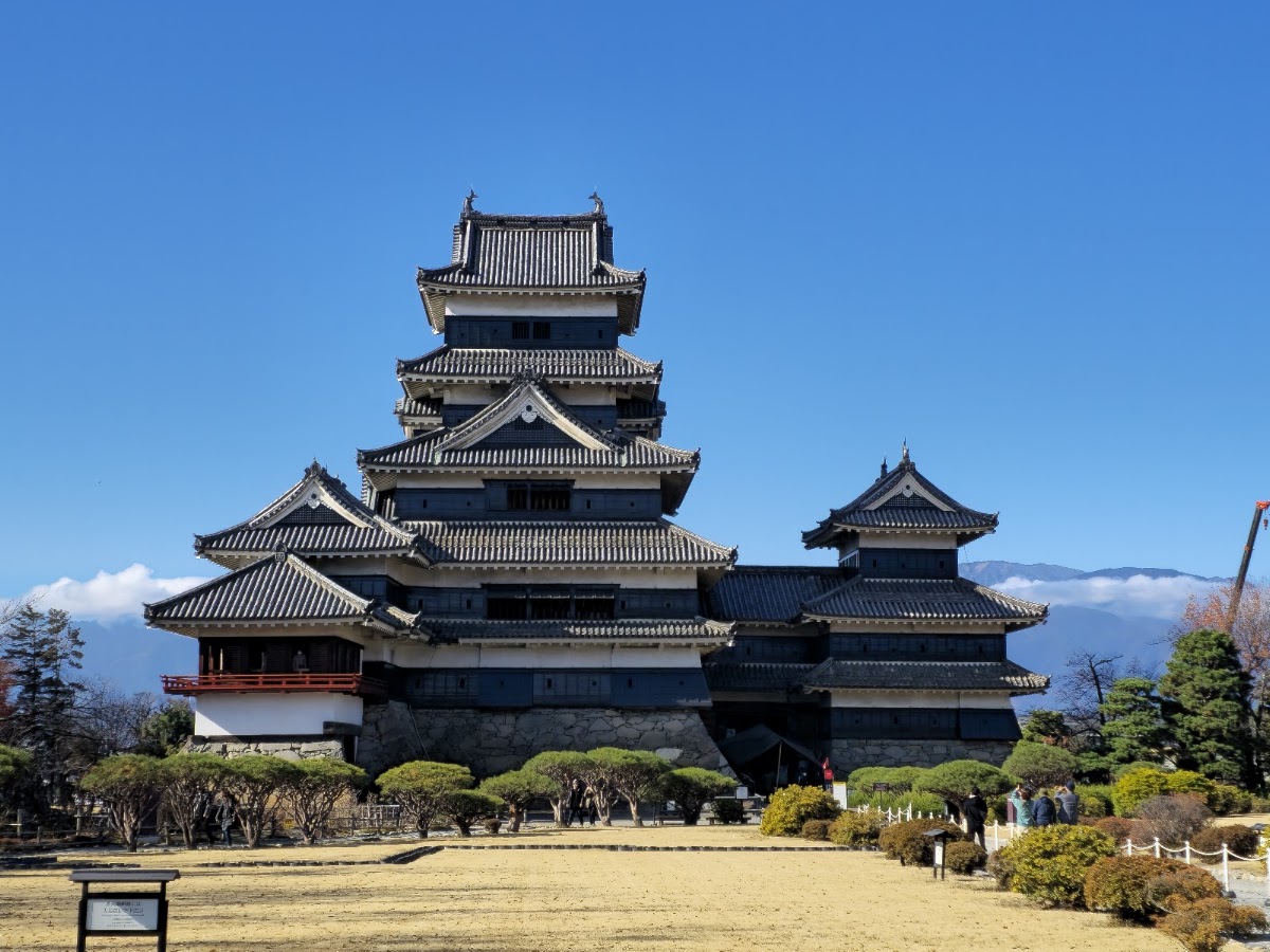 藍天白下的松本城全景