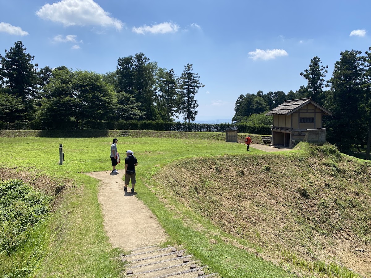 城內廣場與遠處城門風景
