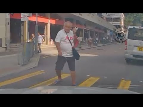車CAM直擊 - 市民邊講電話邊亂過馬路，連累無辜司機