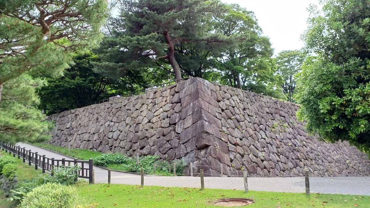 金澤城石牆與綠樹風景